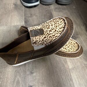 Women’s Ariat Cruisers size 7.5